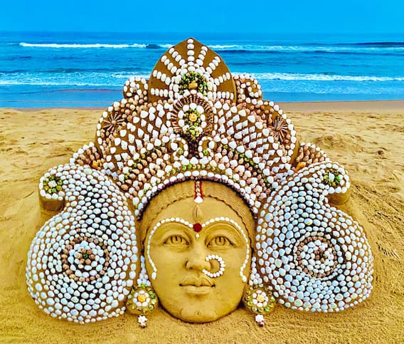 Dussehra Festival 2021: పూరీ తీరంలో గవ్వలతో అమ్మవారు... సైకత శిల్పి సుదర్శన్ పట్నాయక్ రూపకల్పన