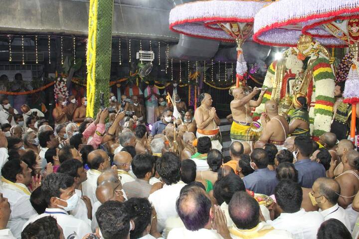 கருட வாகனத்தில் மலையப்ப சுவாமி பக்தர்களுக்கு அருள்பாலித்தார்