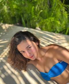 नीली बिकिनी में Alia Bhatt ने दिखाई अदाएं, खुद को बताया चमकता सितारा