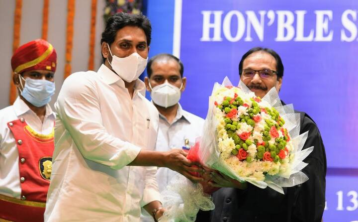జస్టిస్‌ ప్రశాంత్‌ కుమార్‌ మిశ్రాకు పుష్పగుచ్ఛం అందిస్తున్న సీఎం జగన్