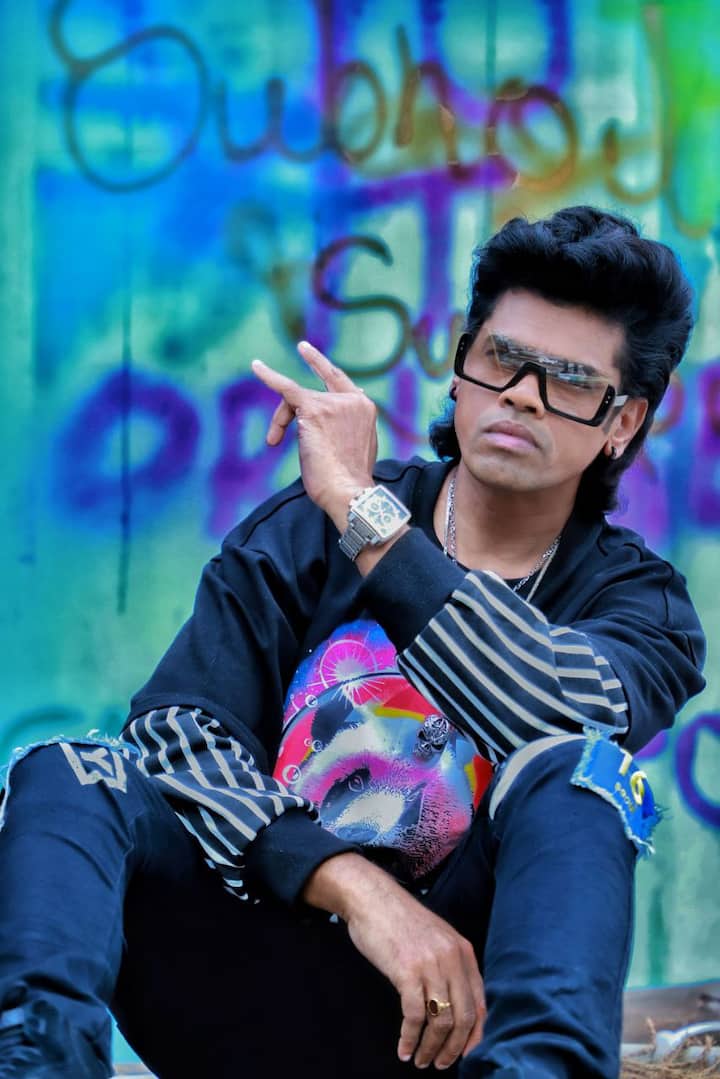 सिध्दार्थ नेहमीच वेगवेगळ्या लूक्समधून प्रेक्षकांच्या भेटीला येत असतो. त्याचे सगळेच लूक हटके असतात. त्यामुळे त्याला फॉलो करणाऱ्यांची संख्यादेखील दिवसेंदिवस वाढत आहे. (Photo : siddharth23oct/IG)