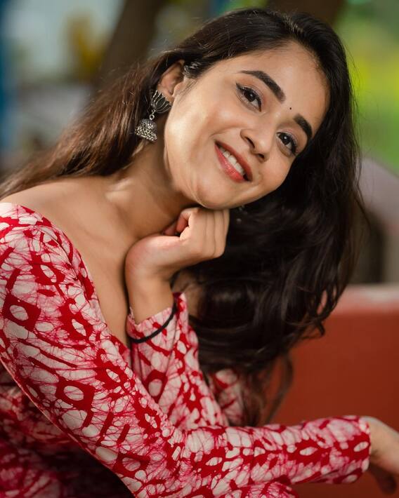 Deepthi Sunaina Photos: హీరోయిన్లకు ఏమాత్రం తీసిపోని అందం... బిగ్ బాస్ దీప్తి సొంతం