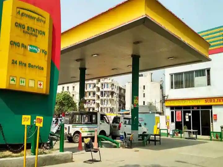 CNG Price Hike in Delhi-NCR: After petrol and diesel, now the price of CNG has also increased CNG Price Hike in Delhi-NCR: पेट्रोल-डीजल के बाद अब सीएनजी पर भी महंगाई की मार, इतने बढ़े दाम