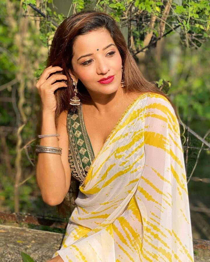 वैसे तो वो अक्सर अपनी बोल्ड और हॉट अदाओं के लिए फेमस हैं लेकिन इस बार उनका ट्रेडिशनल लुक जमकर सुर्खियां बटोर रहा हैं.