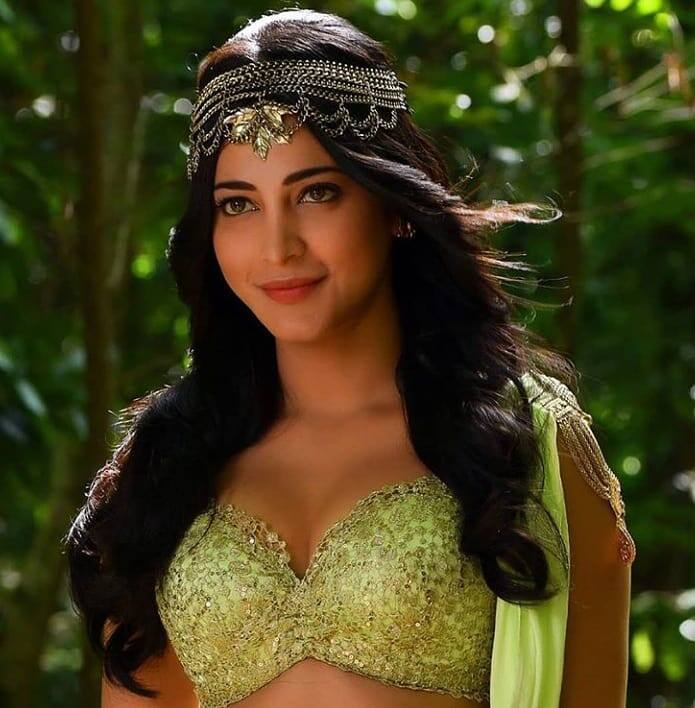 వరుస సినిమాలతో దూసుకెళుతున్నగ్లామర్ బ్యూటీ(Photo Courtesy/Shruti Haasan Instagram)