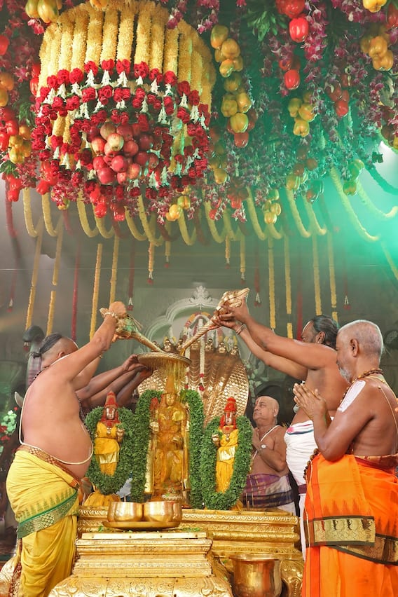 Tirumala Brahmotsavaalu: తిరుమలలో వైభవంగా స్నపన తిరుమంజన సేవ