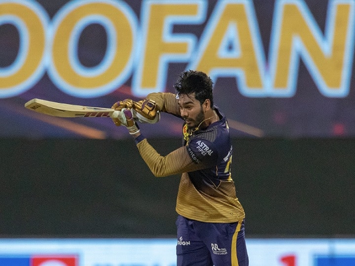 कोलकाता नाइट राइडर्स के ओपनर वेंकटेश अय्यर (Venkatesh Iyer) ने इस सीजन में अब तक शानदार प्रदर्शन किया है. उन्होंने 9 मैचों में 265 रन बनाए हैं. इसमें 2 अर्धशतक भी शामिल हैं. इस दौरान उनका स्ट्राइक रेट 123.25 रहा. खास बात यह है कि उन्होंने गेंदबाजी कर 3 विकेट भी हासिल किए हैं. उनका यह पहला आईपीएल सीजन था.