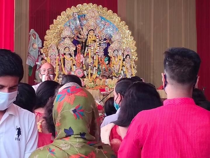 Devotees in Durga Puja Pandal on occasion of Maha ashtami ann Navratri in Noida नोएडा में नवरात्रि की धूम, महाअष्टमी पर पंडालों में भक्तों की उमड़ी भीड़