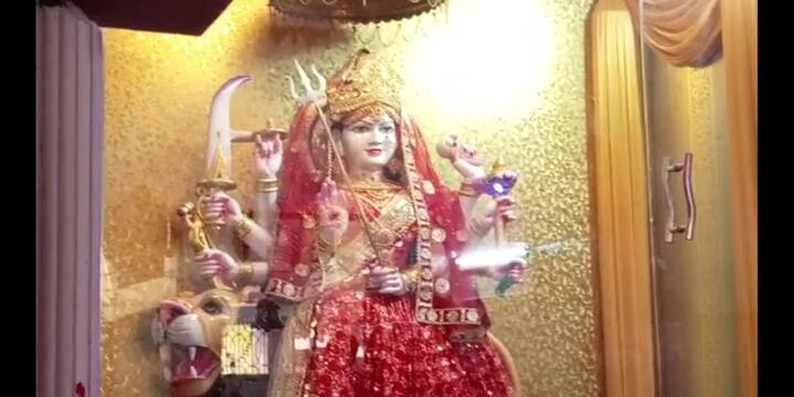 गोरखपुर जिले के उत्‍तर दिशा में 20 किलोमीटर दूर जंगल कौडि़या में स्थित दुर्गा मईया का ये मंदिर लोगों की आस्‍था का बड़ा केन्‍द्र है. गोरखपुर और आसपास के जिलों के अलावा नेपाल और मुंबई-दिल्‍ली जैसे महानगरों से भी लोग शारदीय नवरात्रि पर आते हैं. नौ दिनों तक व्रत करने वाले श्रद्धालुओं के लिए तो ये मंदिर और भी बड़े आस्‍था का केन्‍द्र बन गया है. माता के दरबार से कोई भी भक्‍त निराश नहीं लौटता है. मां सबकी मन्नतों और मुरादों को पूरा करती हैं.