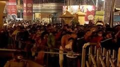 Durga Puja 2021: করোনা আবহেই 'বাঁধনছাড়া' ভিড়, চিন্তা বাড়ছে চিকিৎসকদের | Bangla News