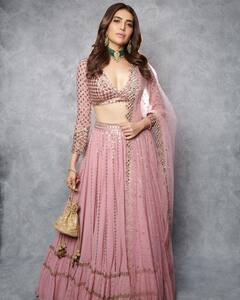 त्यौहारों के सीज़न में दिखना है ख़ास तो देखें Karishma Tanna का खूबसूरत अंदाज़