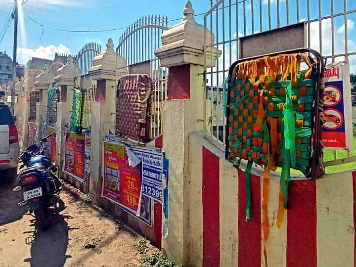 Merchants hanging cots around the Kumbakonam pool on the eve of Diwali நெருங்கும் தீபாவளி - கும்பகோணம் குளக்கரையை சுற்றி கட்டில்களை மாட்டி இடம் பிடிக்கும் வியாபாரிகள்