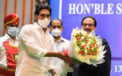 AP High Court: ఏపీ హైకోర్టు సీజేగా జస్టిస్‌ ప్రశాంత్‌ కుమార్‌ మిశ్రా ప్రమాణ స్వీకారం..