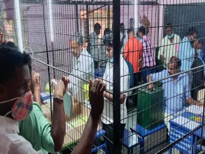 Money spent on TN Election: Remaining not coming for 7 months ‛கண்டா வரச் சொல்லுங்க.... கையோட தரச் சொல்லுங்க...’ தேர்தல் செலவுத் தொகை ரூ.210 கோடி பாக்கி!