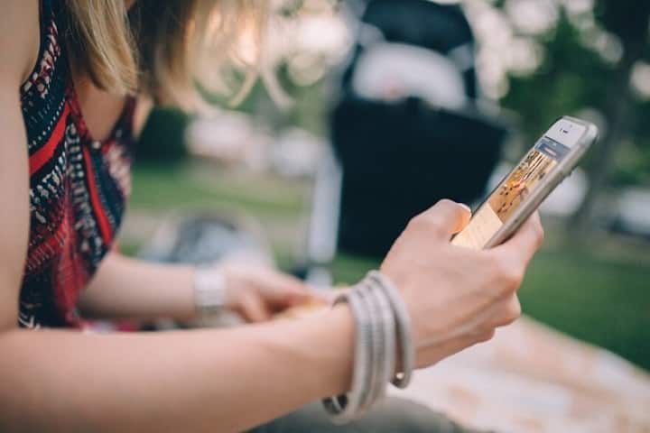An Indian is spending 4.8 hours on the phone every day