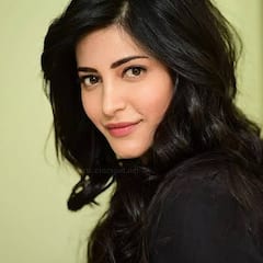 Shruti Hasan Photos : శృతి మించకుండానే చూపు తనవైపు తిప్పుకుంటున్న హీరోయిన్