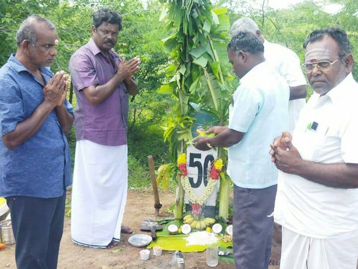 Highway Department Celebrates Armed Pooja for mile Stone இதெல்லாம் வேற லெவல்... மைல் கல்லுக்கு ஆயுதபூஜை கொண்டாடிய நெடுஞ்சாலைத் துறை ஊழியர்கள்!