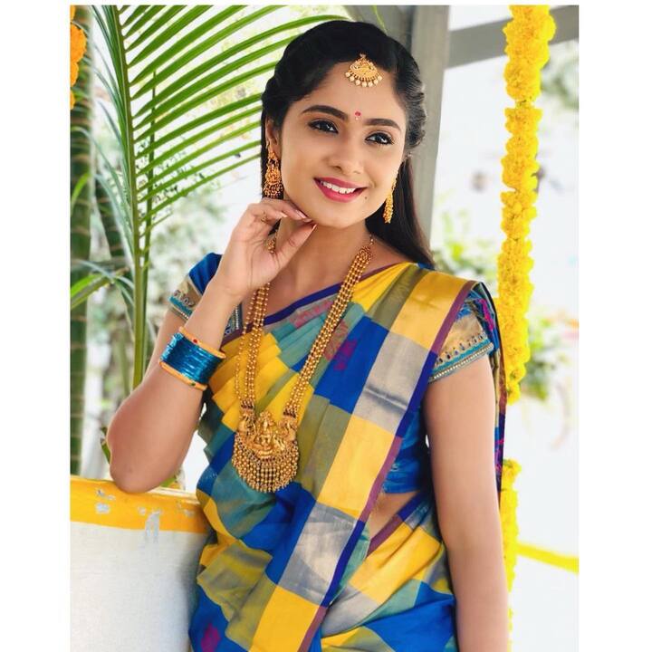ఈ ముద్దుగూమ్మా అందమైన అమాయాకత్వంతో తెలుగు పేక్షకులను ఆకట్టుకుడుంది.(Image credit/ Tejaswini Gowda Instagram)