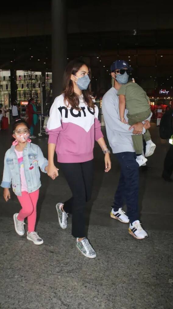 মুম্বই এয়ারপোর্টে ক্যামেরাবন্দি সস্ত্রীক শাহিদ কপুর