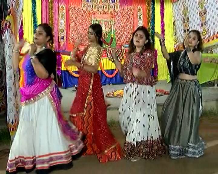 ટીટોળો, પોપટીયુ. રંગલો સહિતના ગરબાના સ્ટેપ સાથે ઝૂમ્યાં ગરબે