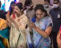 స్త్రీ శక్తి అవార్డుల కార్యక్రమంలో బతుకమ్మ ఆడిన ఎమ్మెల్సీ కవిత