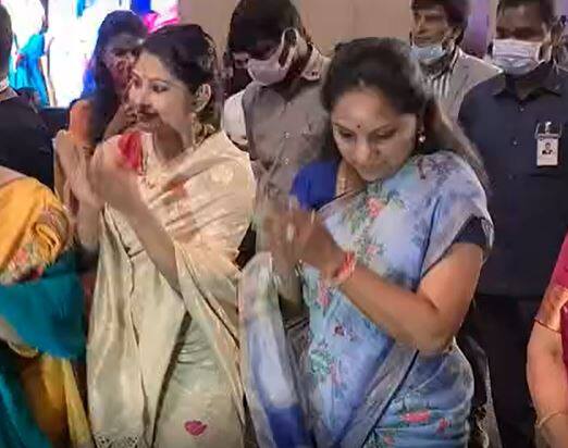 స్త్రీ శక్తి అవార్డుల కార్యక్రమంలో బతుకమ్మ ఆడిన ఎమ్మెల్సీ కవిత