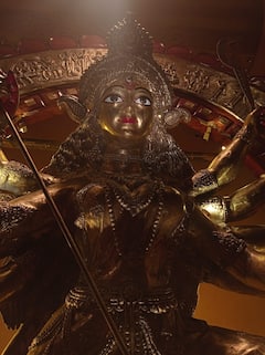 Durga Puja 2021 : ব্রোঞ্জের মূর্তিতে আলো আঁধারির খেলা, নজর কাড়ছে হাওড়ার স্বামীজী স্মৃতি সংঘের পুজো