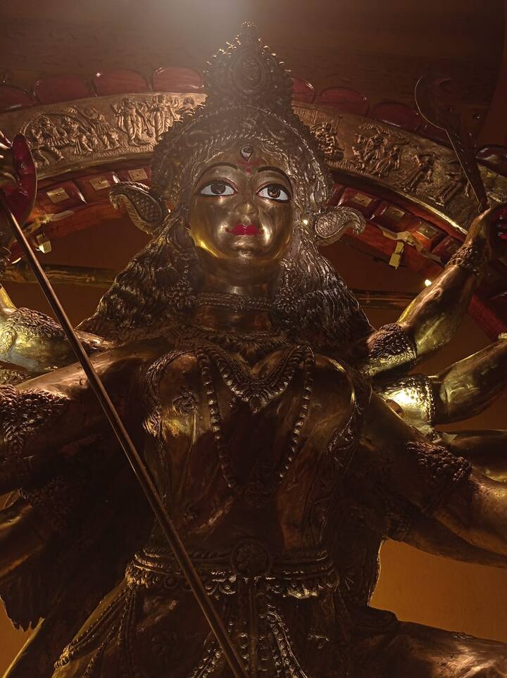 ব্রোঞ্জের তৈরি মূর্তিতে মুগ্ধ সকলে।