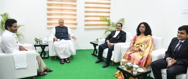 జస్టిస్‌ ప్రశాంత్‌ కుమార్‌ మిశ్రాతో సమావేశమైన సీఎం జగన్, గవర్నర్ బిశ్వభూషణ్‌