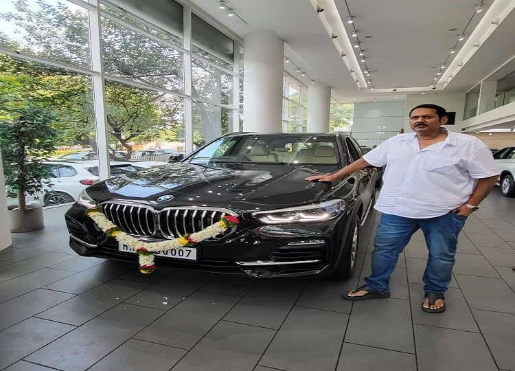 Udayanraje Bhosale 's family entry of new car उदयनराजेंच्या ताफ्यात नव्या  007  ची एन्ट्री