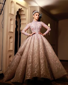 Urvashi Rautela ने 40 लाख के गाउन को पहन कर किया रैंप वॉक, देखें बेहद खूबसूरत फोटोज़