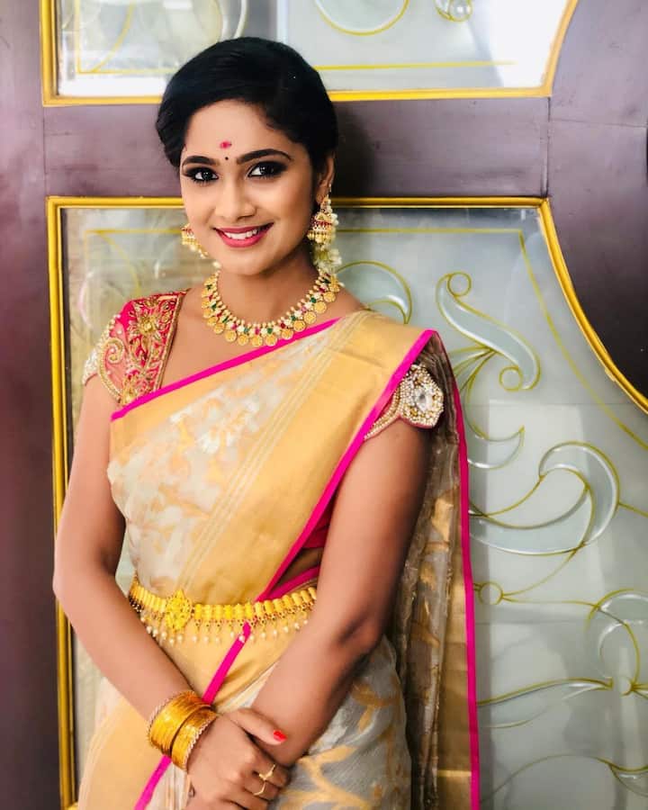 చిన్నిగా అందరిని  అలరించింది.. శివాని గామురిపిస్తుంది..బుల్లితెర బ్యూటీ  తేజస్విని గౌడ(Image credit/ Tejaswini Gowda Instagram)