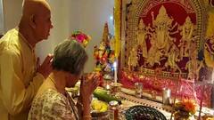 Durga Puja 2021: টেমসের তীরে দেবী দুর্গার আরাধনা, লন্ডনে মুখোপাধ্য়ায় বাড়িতে সাড়ম্বরে মাতৃ আরাধনা | Bangla News