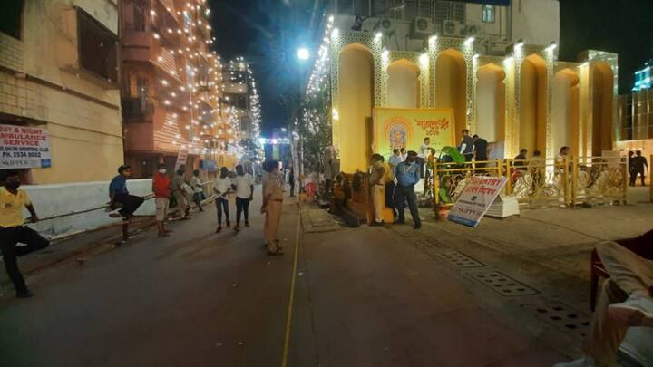 Kolkata Sreebhumi pandal closed due to over crowd ভিড় ঠেকাতে হিমশিম, বন্ধ করে দেওয়া হল শ্রীভূমির মণ্ডপ দর্শন
