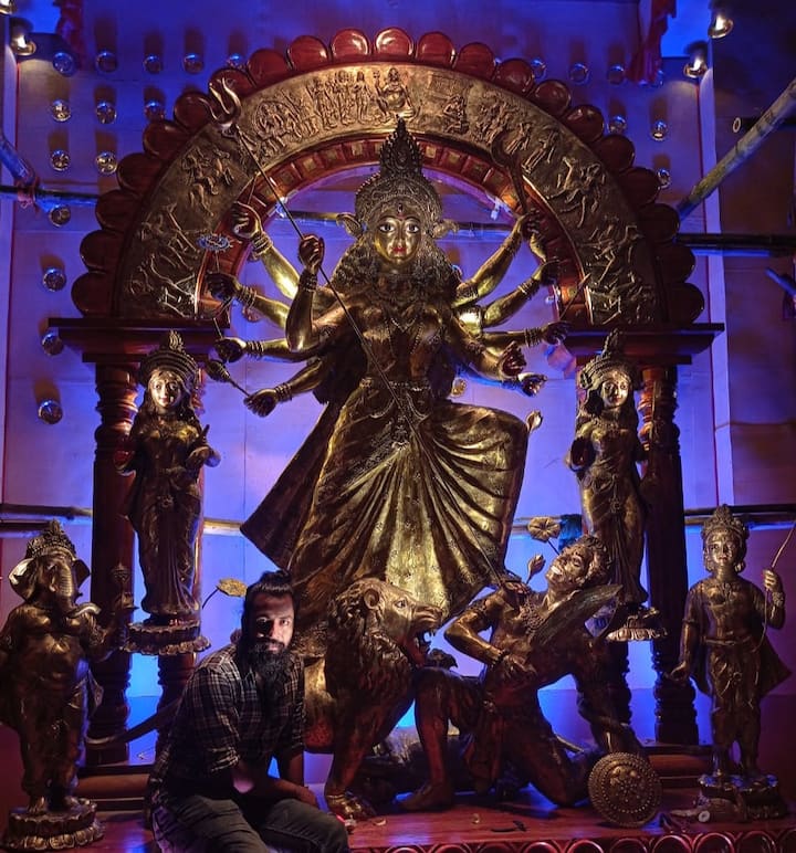 হাওড়ার রামকৃষ্ণ স্বামীজী স্মৃতি সংঘের মণ্ডপে আলোর খেলা অন্য আবেশ তৈরি করেছে।