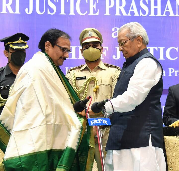 జస్టిస్‌ ప్రశాంత్‌ కుమార్‌ మిశ్రాను శాలువాతో సత్కరిస్తున్న గవర్నర్ బిశ్వభూషణ్‌