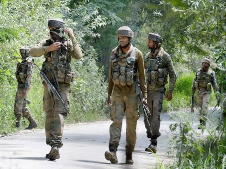 Active LeT Terrorist and his associate arrested in Budgam Jammu Kashmir weapons recovered ANN जम्मू-कश्मीर में लश्कर का आतंकी और उसका सहयोगी गिरफ्तार, गोला बारूद बरामद