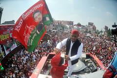 UP Election 2022: Akhilesh Yadav ने अपने समर्थकों के साथ निकाली विशाल रथ यात्रा, कहा- यूपी में जाने वाली है बीजेपी की सत्ता