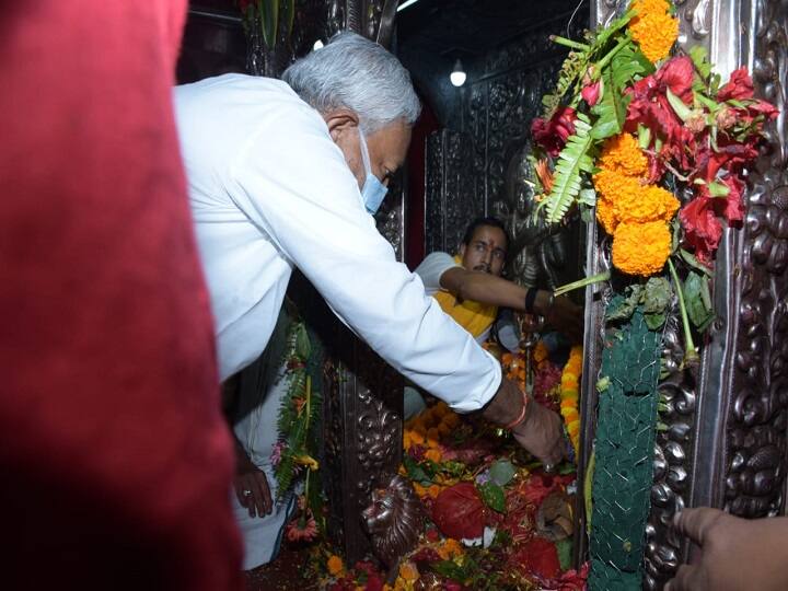 दुर्गा पूजा देश भर में धूमधाम से मनाया जा रहा है. मां दुर्गा का आशीर्वाद लेने श्रद्धालु पूजा पंडाल व मंदिर पहुंच रहे हैं. वहीं, कई लोग कोरोना काल को ध्यान में रखते हुए घर में मां की आराधना कर रहे हैं.