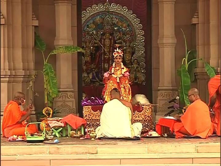 কোভিড বিধি মেনে দূরত্ববিধি মেনে হয় পুজো।