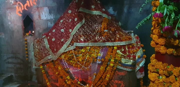 गोंडा में मां वाराही का मंदिर है. मां सती का जबड़ा गिरने से 34वां शक्ति पीठ बना था.