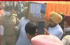 CM ਚਰਨਜੀਤ ਚੰਨੀ ਨੇ ਗੱਜਣ ਸਿੰਘ ਦੀ ਅਰਥੀ ਨੂੰ ਦਿੱਤਾ ਮੋਢਾ, ਹੋਏ ਭਾਵੁਕ