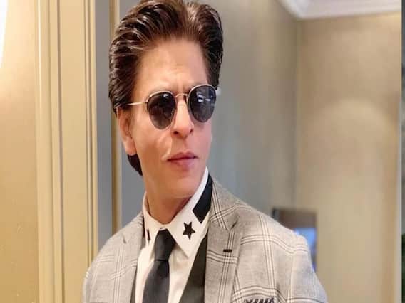 Shahrukh Khan की लग्जरी वैनिटी वैन की कीमत है 4 करोड़ रुपये? देखें अंदर की तस्वीरें Shahrukh Khan की लग्जरी वैनिटी वैन की कीमत है 4 करोड़ रुपये? देखें अंदर की तस्वीरें