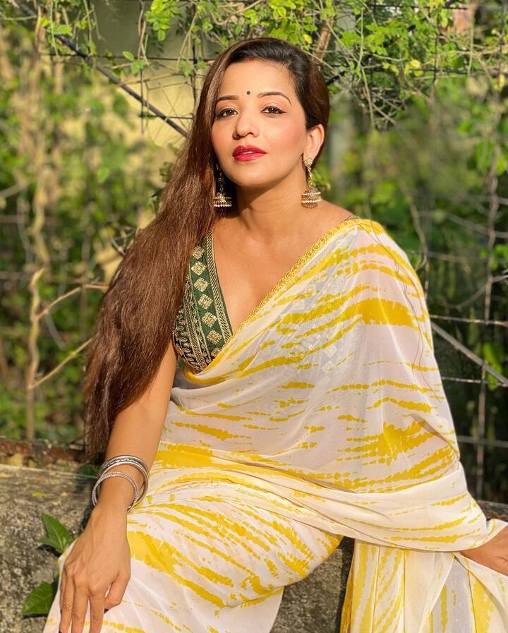 मोनालिसा की ये तस्वीरें सोशल मीडिया पर काफी पसंद की जा रही हैं. इन फोटोज को शेयर करते हुए उन्होंने लिखा, 'शुभो सप्तमी' मां दुर्गा का आशीर्वाद बना रहे.
