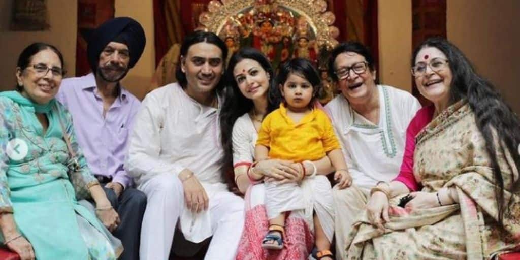 Actress Koel Mullick posts picture of Ashtami celebration পরিবারের সঙ্গে অষ্টমী উদযাপন কোয়েল মল্লিকের, পোস্ট করলেন ছবি