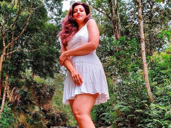 Hamsa Nandini: తెల్ల గౌనులో హంసా.. కుర్రాళ్లకెందుకీ హింస! Hamsa Nandini: తెల్ల గౌనులో హంసా.. కుర్రాళ్లకెందుకీ హింస!