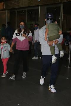 Shahid Kapoor in Airport: কাঁধে ঘুমন্ত ছেলে, বিমানবন্দরে মেয়েকে নিয়ে সস্ত্রীক শাহিদ কপুর