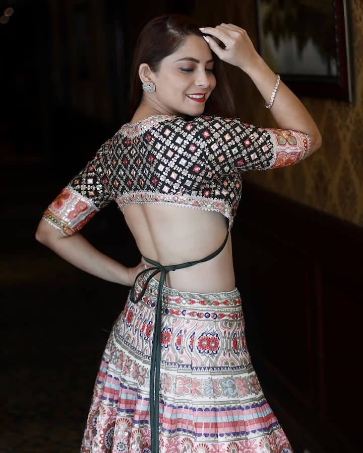 नुकतेच सोनालीने तिच्या गरबा स्पेशल लूकमधील फोटो शेअर केले आहेत. या फोटोमधील तिच्या रंगीत घागऱ्याने सर्वांचे लक्ष वेधले. (Photo Credit : sonalee kulkarni instagram )