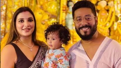 Subhashree Ganguly introducing Maa durga to Yuvaan, Raj shares an adorable video মায়ের কোলে চড়ে দুর্গা প্রতিমা চিনছে ইউভান, ভিডিও শেয়ার করলেন রাজ