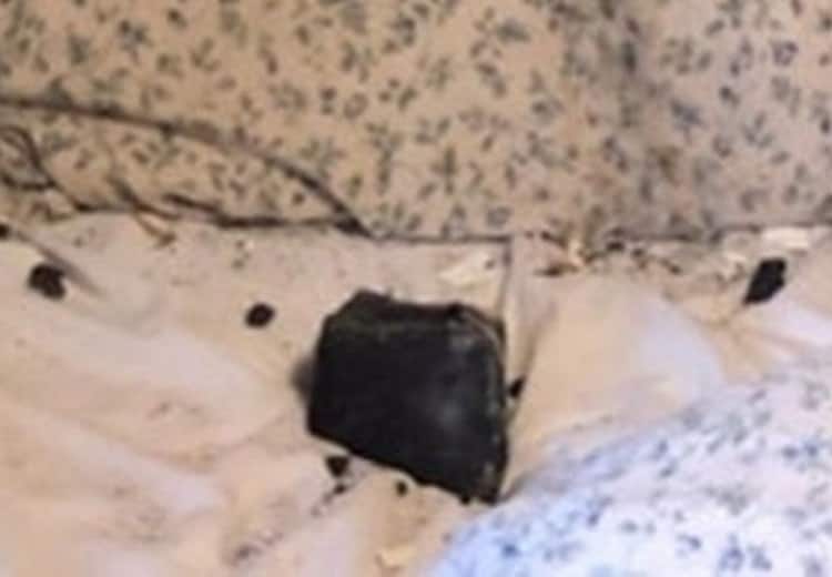 Canada woman who was sleeping gets encountered with a meteorite which crashes through her roof Meteorite | கூரையைப் பிய்த்துக்கொண்டு பணம் வரவில்லை..வந்தது விண் எரிகல்...அதிர்ச்சியடைந்த கனடா பெண்..!